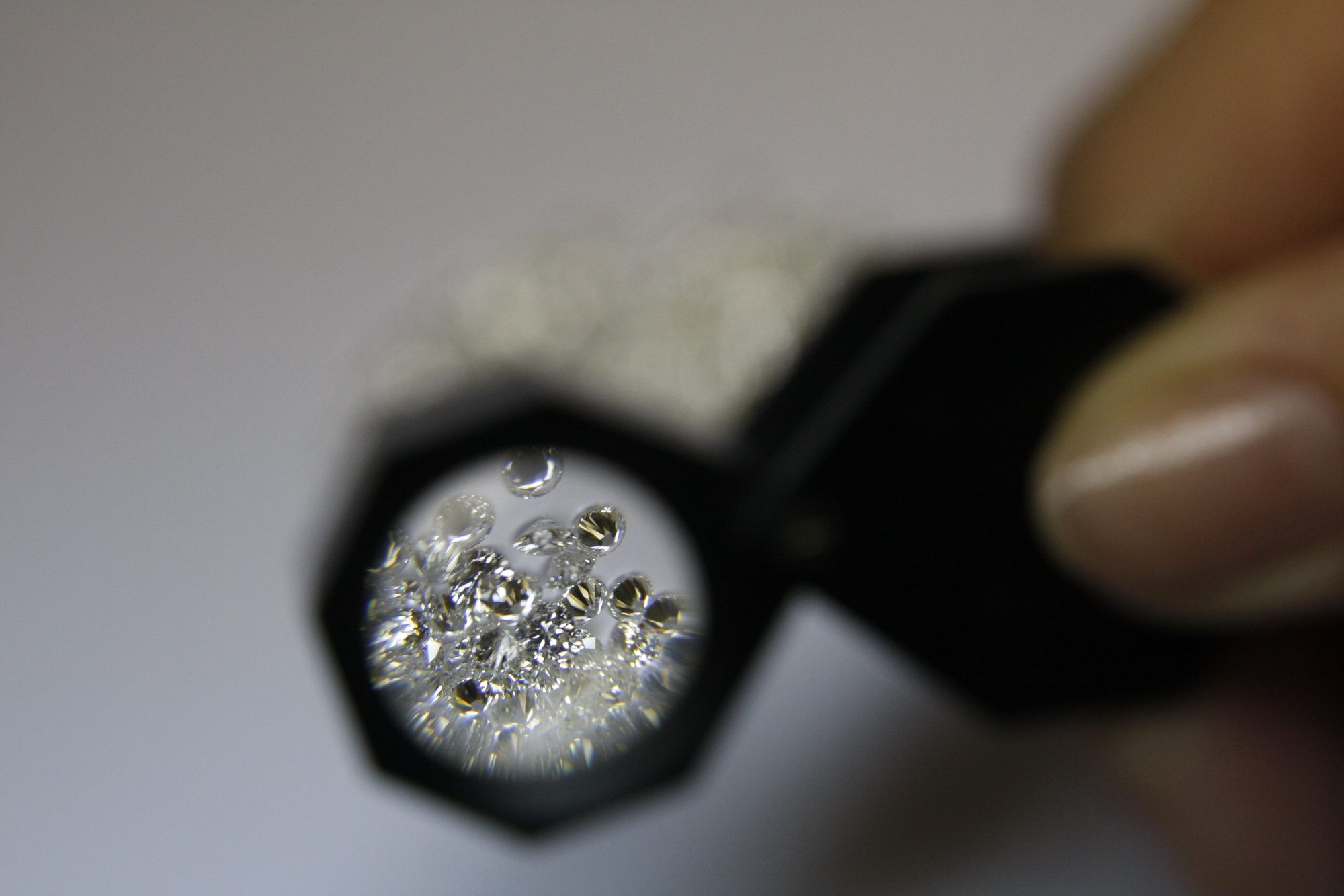 Examined under magnification against the 4 Cs